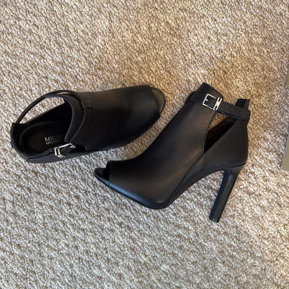 MICHAEL MICHAEL KORS- Lawson open toe Size 5.5M - Picture 3 of 3